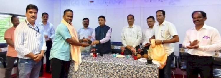 कणकवली येथील कलमठ सरपंच संदीप मेस्त्री यांचा सत्कार