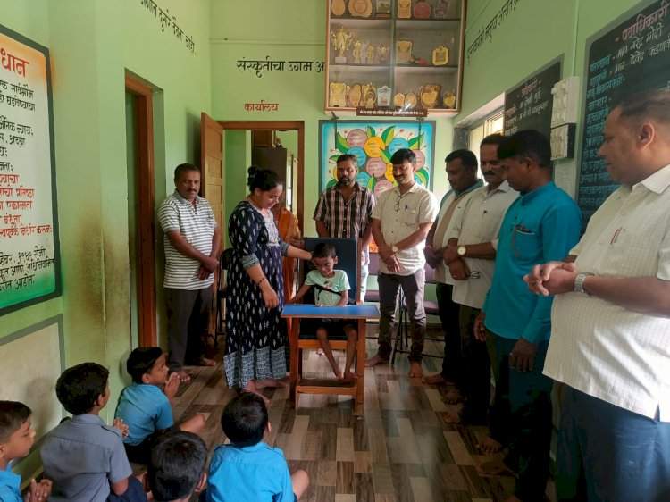 विशेष गरज असणाऱ्या विद्यार्थ्याला शासनाच्या उपक्रमातून मिळाली खुर्ची