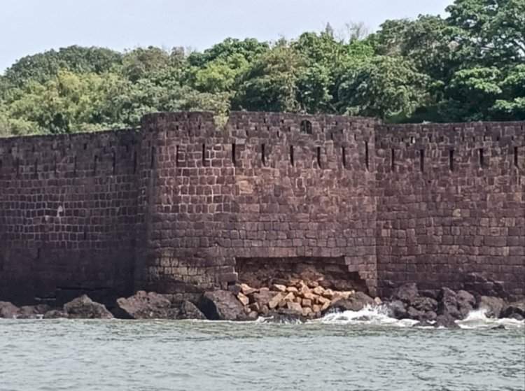 विजयदुर्ग किल्ल्याचा व्यंकट बुरुज खालच्या बाजूने ढासळला