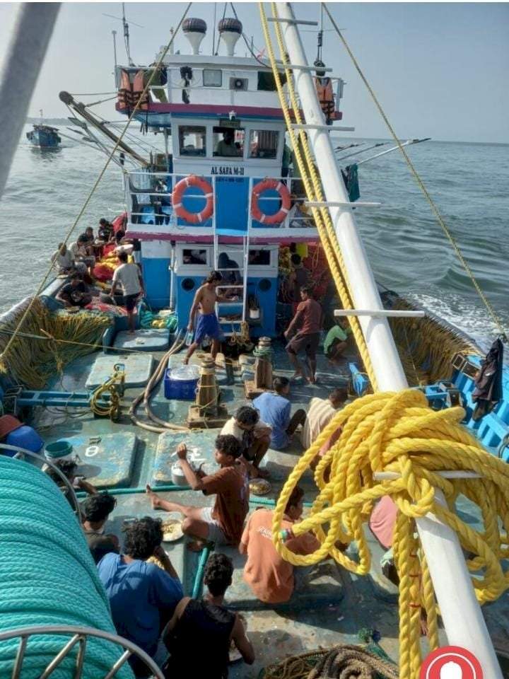 बेकायदेशीर मच्छिमारी करणाऱ्या रत्नागिरीच्या तीन ट्रॉलर्सवर कारवाई