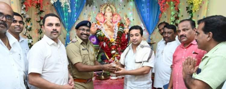 वेंगुर्ले पोलीस ठाण्याच्या गणपतीचे पालकमंत्री नितेश राणे यांनी घेतले दर्शन...