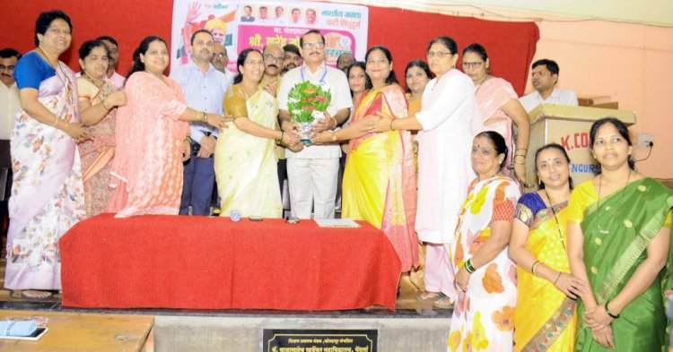 वेंगुर्लेच्या बॅ. खर्डेकर महाविद्यालयाला मिळालेल्या पुरस्काराबद्दल प्राचार्यांचा सन्मान