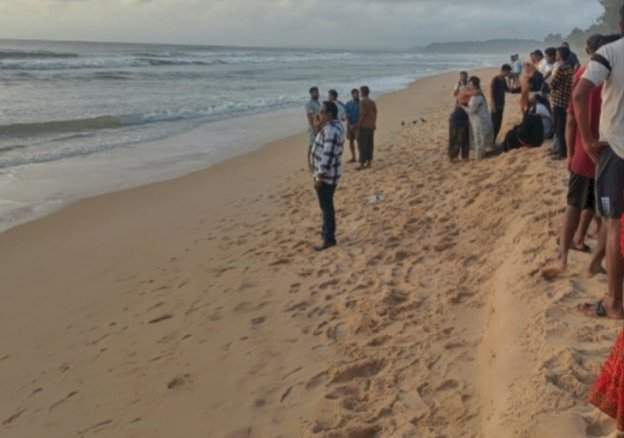 वेळागर येथे समुद्रात ८ जण बुडाले...... बेळगांव येथील कुटुंबावर काळाचा घाला