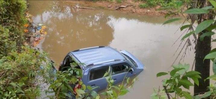 दोडामार्ग येथे चार चाकी थेट ओहोळात