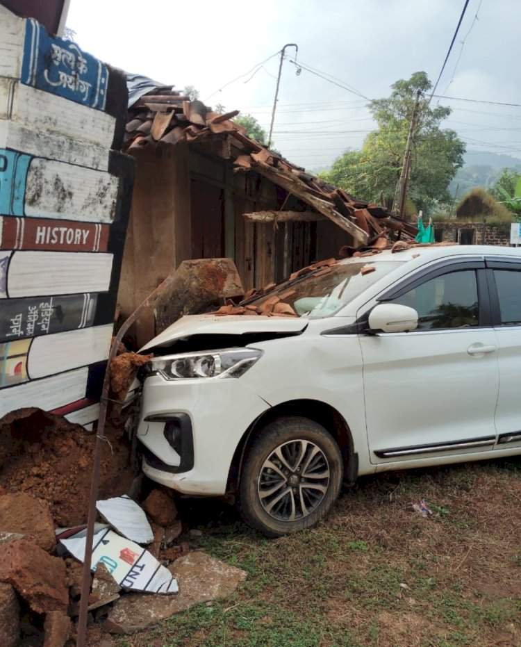 वेंगुर्ले-सावंतवाडी मार्गावर गाडी अपघात, चालक सुरक्षित