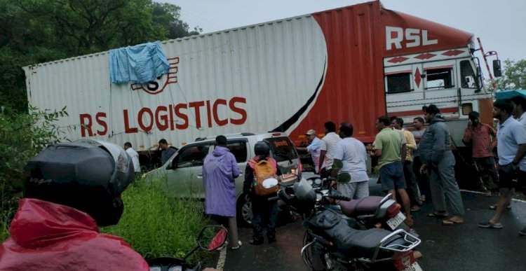 चालकाचे नियंत्रण सुटल्याने कंटेनरला अपघात