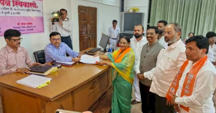 उबाठा सेनेकडून सीमा मठकरांचा नगराध्यक्ष पदासाठी अर्ज दाखल.....माजी खासदार विनायक राऊत, संपर्क प्रमुख अरुण दुधवडकर यांची उपस्थिती