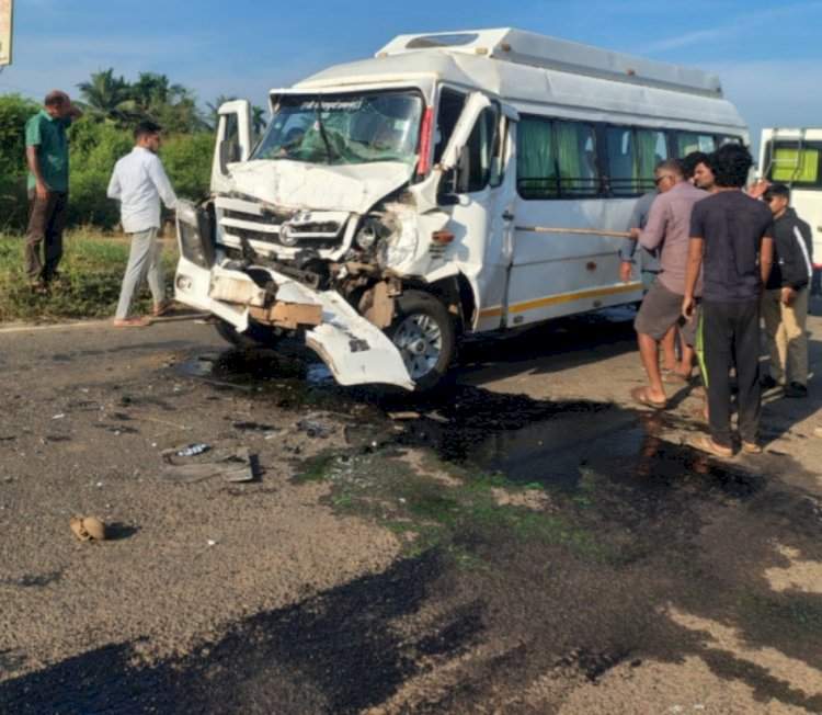 मुंबई - गोवा महामार्गावर इन्सुली कोठावळेबांध येथे अपघात