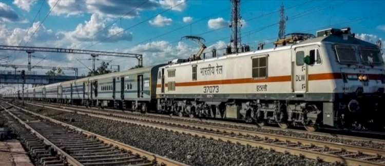 महागाईच्या आगीत भर!.....२६ डिसेंबरपासून रेल्वे प्रवासही महागणार....लांब पल्ल्याच्या तिकिटात १० ते ५० रुपयांची वाढ