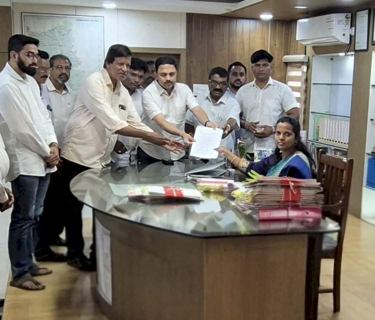 सिंधुदुर्गात अवकाळी पावसामुळे आंबा व काजू पिकाला धोका.....शेतकऱ्यांचे जिल्हाधिकाऱ्यांना निवेदन