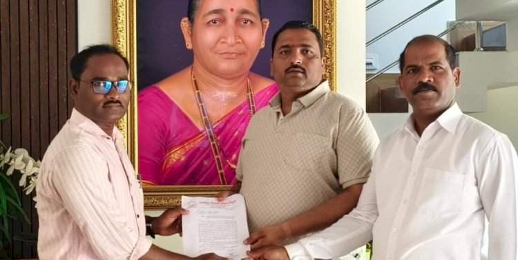 सामाजिक बांधिलकीच्या रुग्णवाहिकेसाठी महेश सारंग यांच्याकडून मदत.