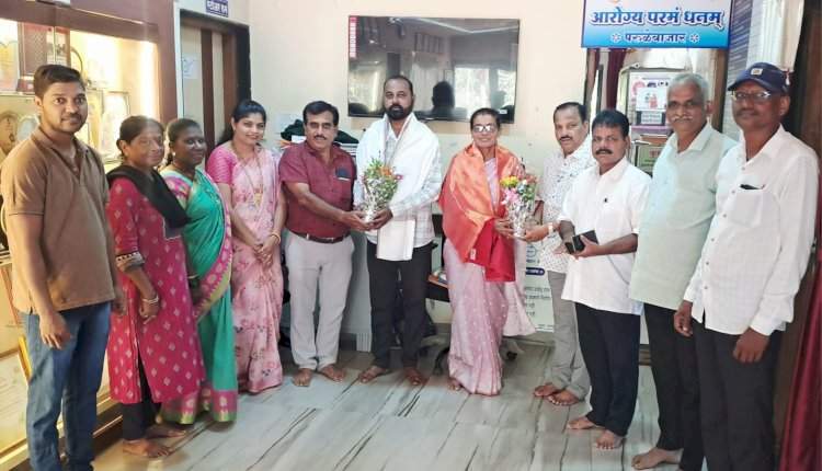 भाजपाच्या माध्यमातून परुळेबाजार सरपंच प्रणीती आंबडपालकर व उपसरपंच संजय दुधवडकर यांचा सन्मान