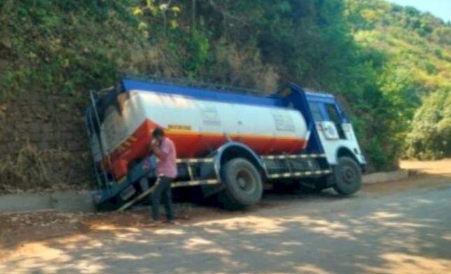 फोंडाघाटात पेट्रोल-डिझेल टँकर कलंडला