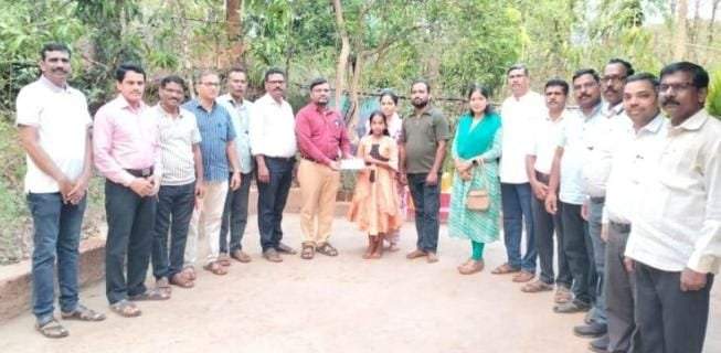 कणकवलीत आजारी विद्यार्थिनीसाठी शिक्षक समितीची आर्थिक मदत