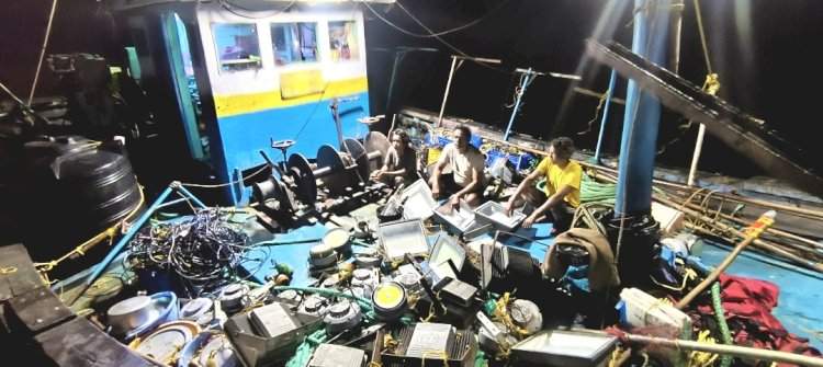 सिंधुदुर्ग मत्स्य विभागाची धडक कारवाई....एलईडी लाईट्स वापरून मासेमारी करणारी रत्नागिरीची नौका जप्त