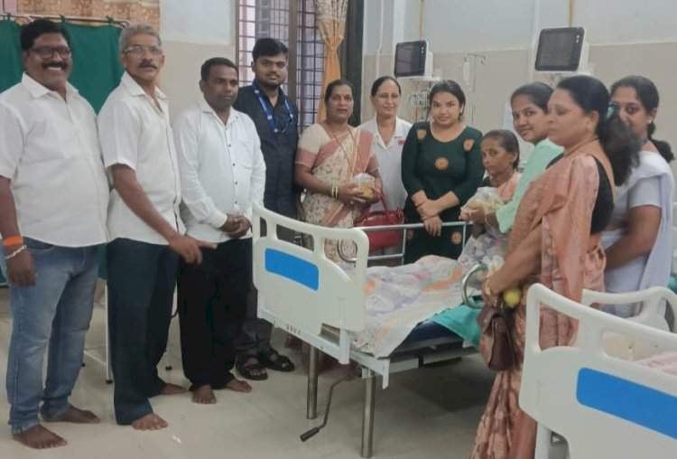 भाजपा स्थापना दिनानिमित्त कार्यकर्त्यांनी केले रूग्णांना फळेवाटप