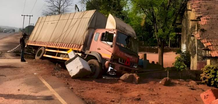 कासार्डे येथे मालवाहू कंटेनर शाळेच्या कंपाऊंडला धडकला