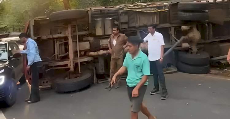 आंबोली मार्गावर दाणोली येथे मालवाहतूक ट्रक पलटी