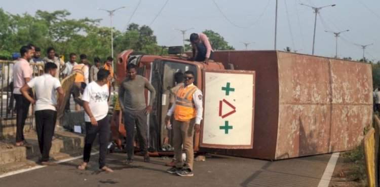 ओरोस येथे औषधांची वाहतूक करणारा टेम्पो पलटी
