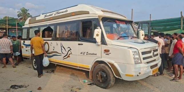 पार्किंगच्या वादातून पर्यटकांकडून स्थानिक युवतीला मारहाण....संतप्त ग्रामस्थांकडून गाडीची तोडफोड
