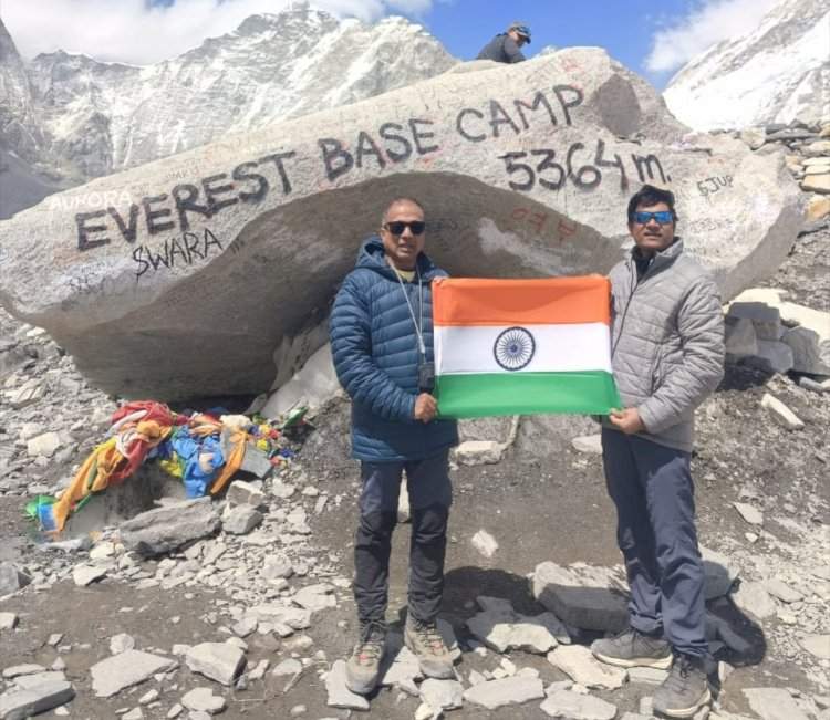 'करवीर हायकर्स'च्या सातजणांची एव्हरेस्ट बेस कँप मोहीम यशस्वी......तिरंगा फडकवून, संविधान उद्देशिका प्रदर्शित