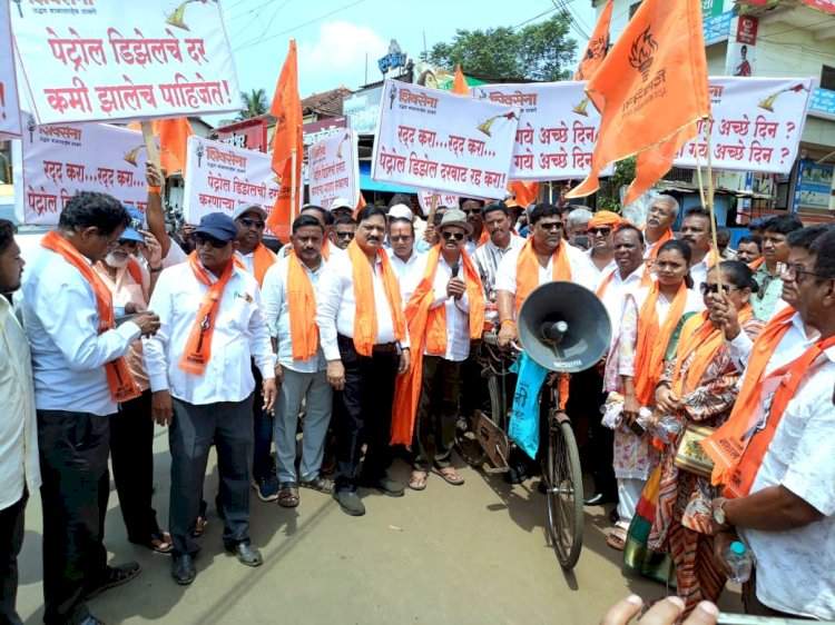 पेट्रोल डिझेलच्या दरवाढी विरोधात  कुडाळमध्ये ठाकरे सेनेचे जोरदार आंदोलन
