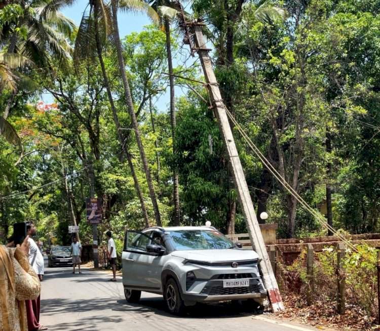 मालवण येथे पर्यटकाच्या कारची वीज खांबाला धडक