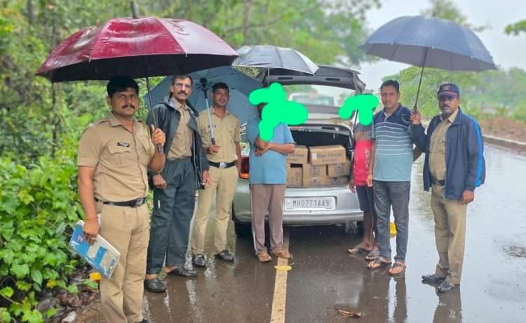 बेकायदा गोवा बनावटीची दारू वाहतूक केल्याप्रकरणी मालवण दोघे ताब्यात....बांदा पोलिसांची कारवाई