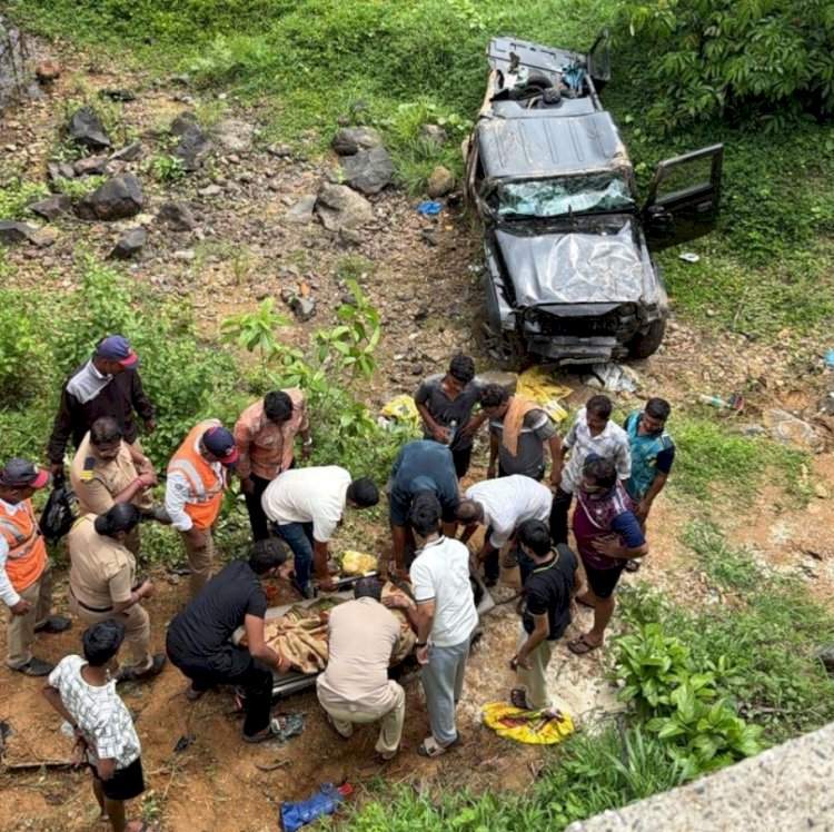 नेमळे येथे थार गाडी दरीत कोसळली...महिलेसह चौघे जखमी