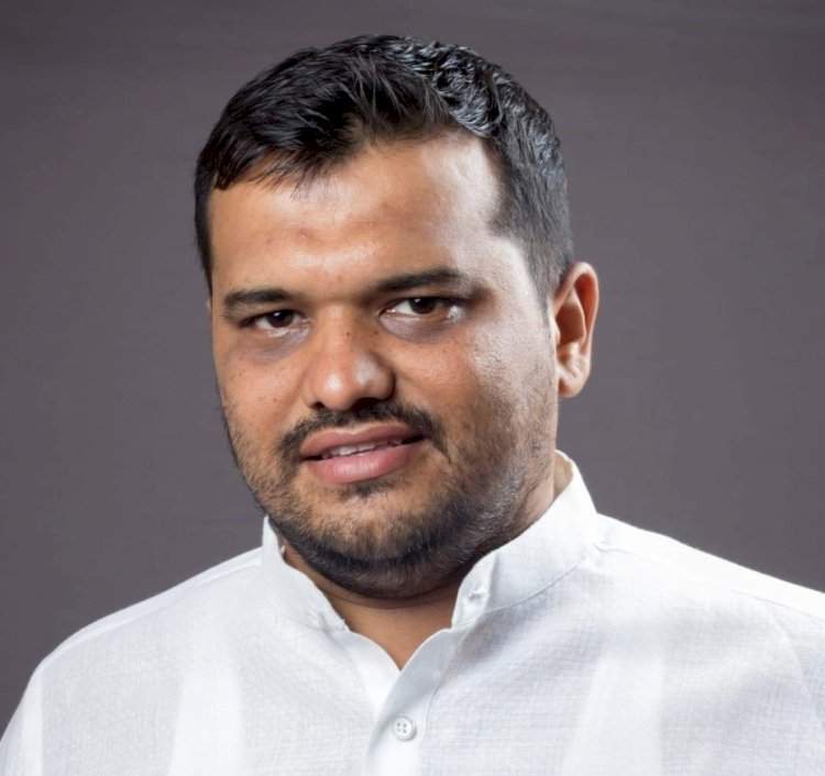 कुडाळ येथील आठवडा बाजारात मिळणार स्पर्धा परीक्षेचे पेपर.....ठाकरे सेनेचे अनोखे आंदोलन