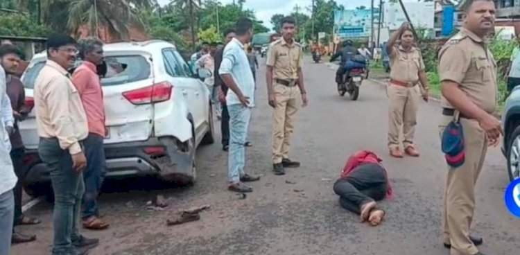 देवगड येथे उभ्या कारला दुचाकीची धडक, दोघे गंभीर जखमी