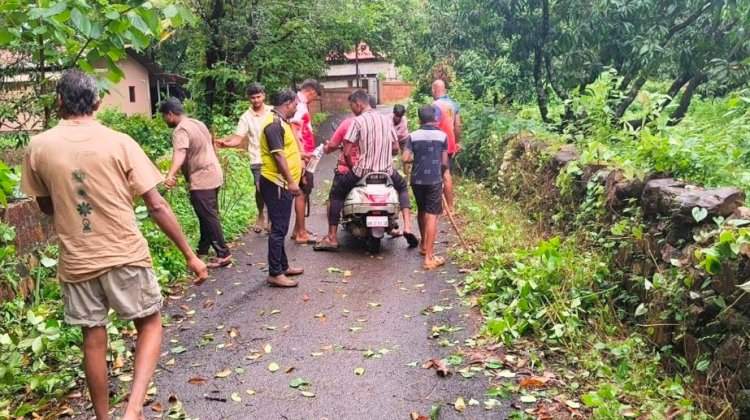 पुजारेवाडी युवकांचे श्रमदान; बाजारपेठेकडील अंतर्गत रस्ता स्वच्छ