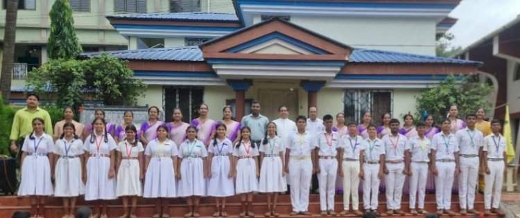 मदर तेरेसा स्कूलमध्ये विद्यार्थी मंत्रिमंडळाचा शपथविधी समारंभ उत्साहात संपन्न