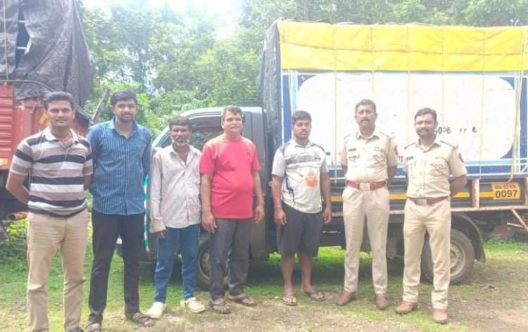 कुणकेरीमध्ये विनापरवाना साग नगांची वाहतूक करणारे तिघे जण पकडले