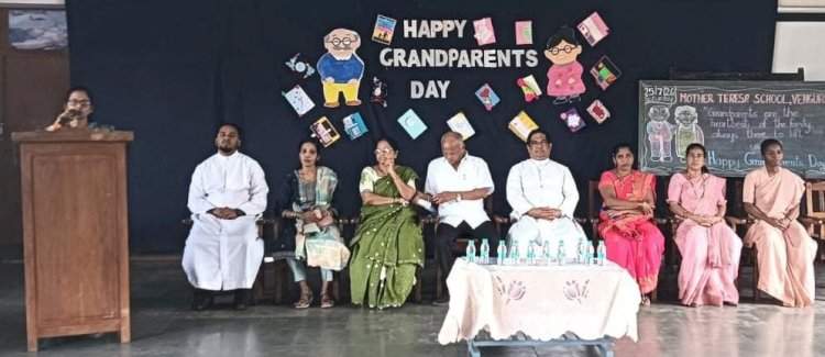 'आजी-आजोबांचं प्रेम म्हणजे शाळेचा खरा ठेवा'.....वेंगुर्लेच्या मदर तेरेसा स्कूलमध्ये आजी-आजोबा दिन साजरा