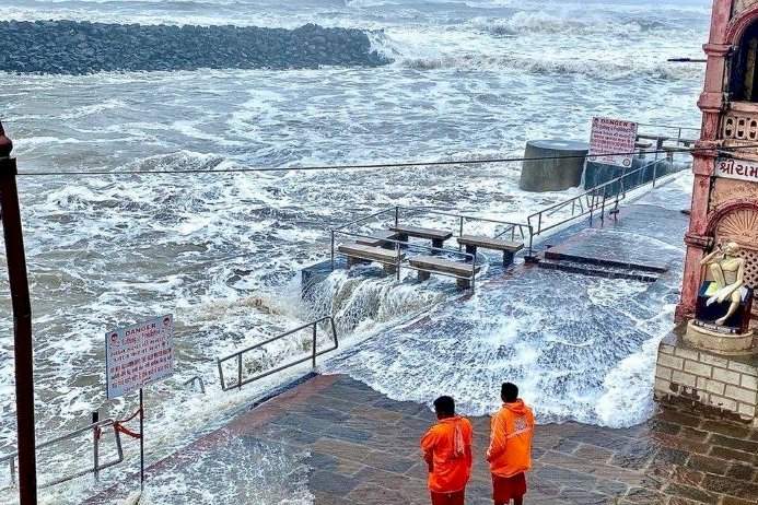 सिंधुदुर्ग किनारपट्टीवर ३.२ मीटर उंच लाटांचा इशारा....मच्छीमारांनी सतर्क राहावे; प्रशासनाचे आवाहन