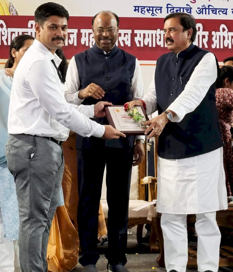 कोकण विभागातील उत्कृष्ट कामगिरीबद्दल वेंगुर्ल्याचे तहसीलदार ओंकार ओतारी यांचा राज्यस्तरीय सन्मान
