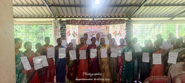 सातबारा नव्हे, आता ओळख!.....सांगेलीत २६४ महिलांना मिळाला 'शेतकरी' चा मान.....ग्राम महसूल अधिकारी सचिन चितारे यांचा कौतुकास्पद उपक्रम