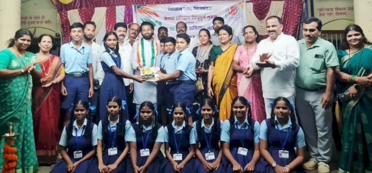 विद्यार्थ्यांच्या कलागुणांना व्यासपीठ देण्यासाठी उपक्रम सातत्याने सुरू ठेवणार : विशाल परब