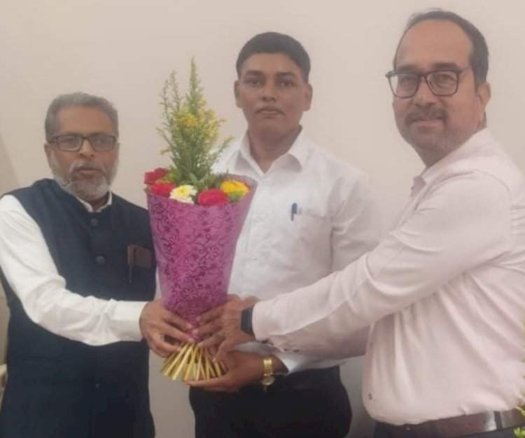ग्रामीण भागातून शिक्षण घेत डॉ. विठ्ठल शिंदे यांची इंग्रजी विषयातून पीएच.डी. ला गवसणी