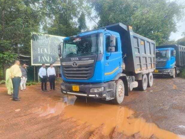 विनापरवाना दगड वाहतूक करणारे २ डंपर जप्त; दोडामार्ग महसूल विभागाची धडक कारवाई