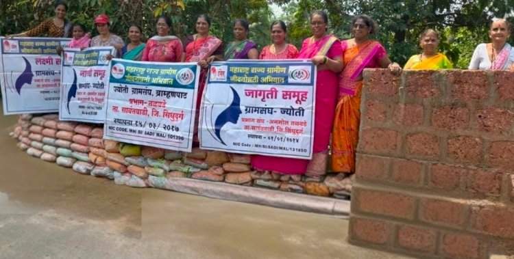 दुष्काळाला मात देण्यासाठी मळगावच्या महिलांचा स्तुत्य उपक्रम: श्रमदानातून उभारला वनराई बंधारा
