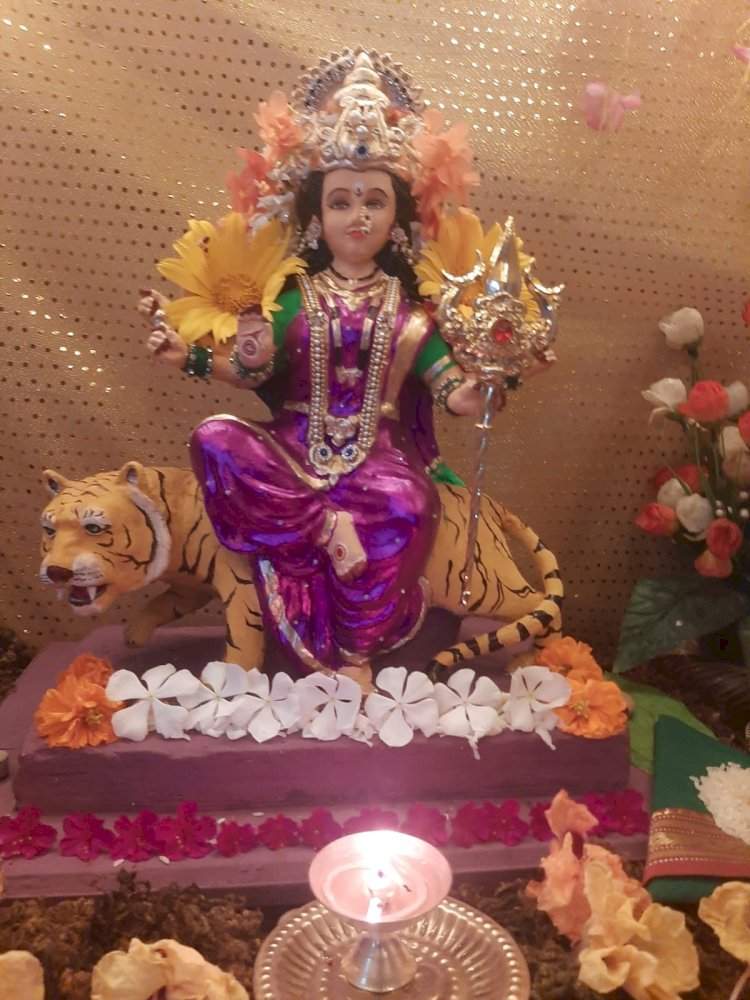 बालहातांनी साकारली दुर्गामातेची मूर्ती.....मळगाव-तेलकाटावाडी येथील बालकलाकारांचा पुढाकार....स्वहस्ते मूर्तीनिर्मिती, सजावट अन पूजनातून जपली परंपरा
